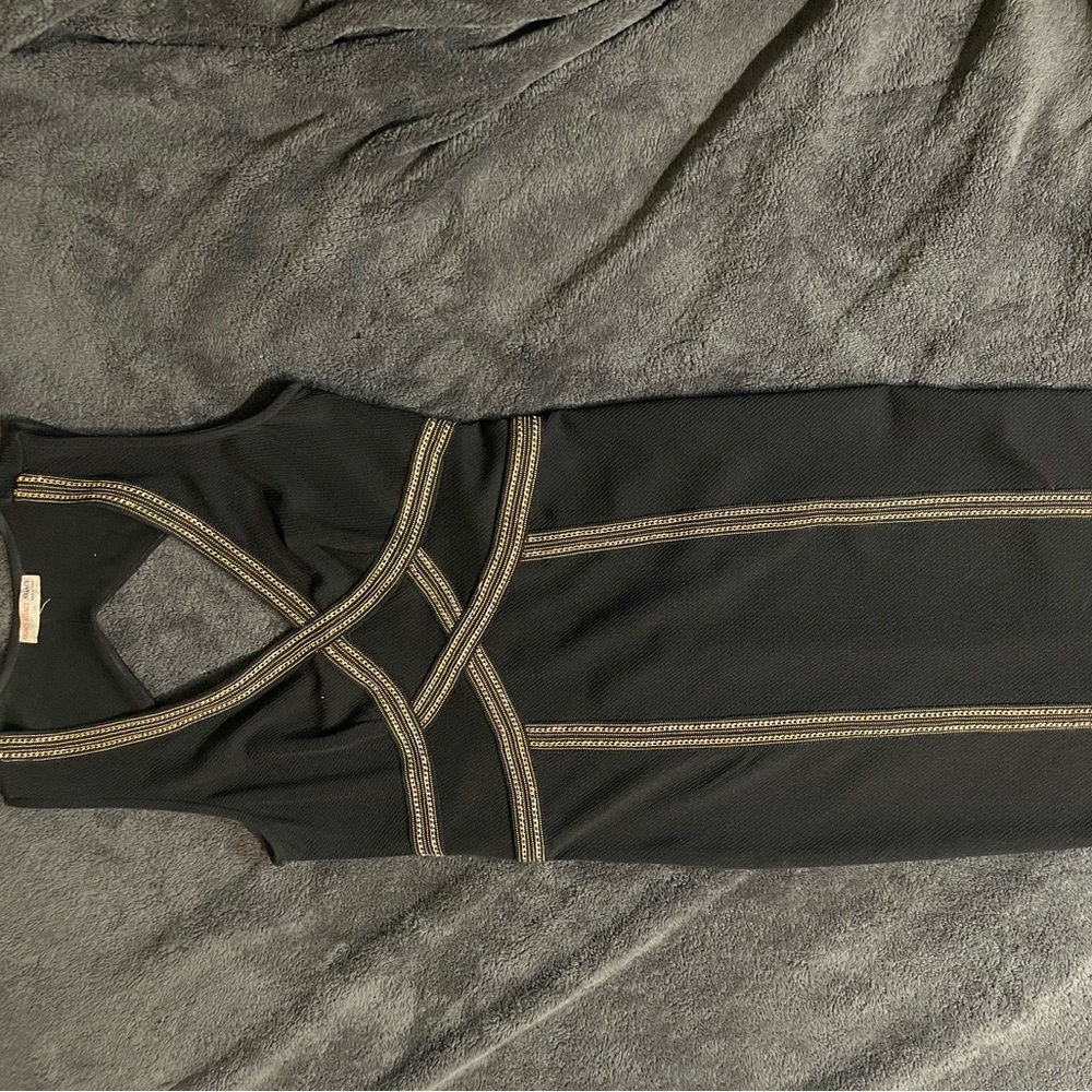 I am selling this beautiful black and gold dress from from forever 21